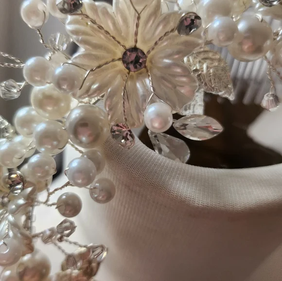 Elegant Pearl and Gold Floral Hair Accessory - Picture 3 of 7